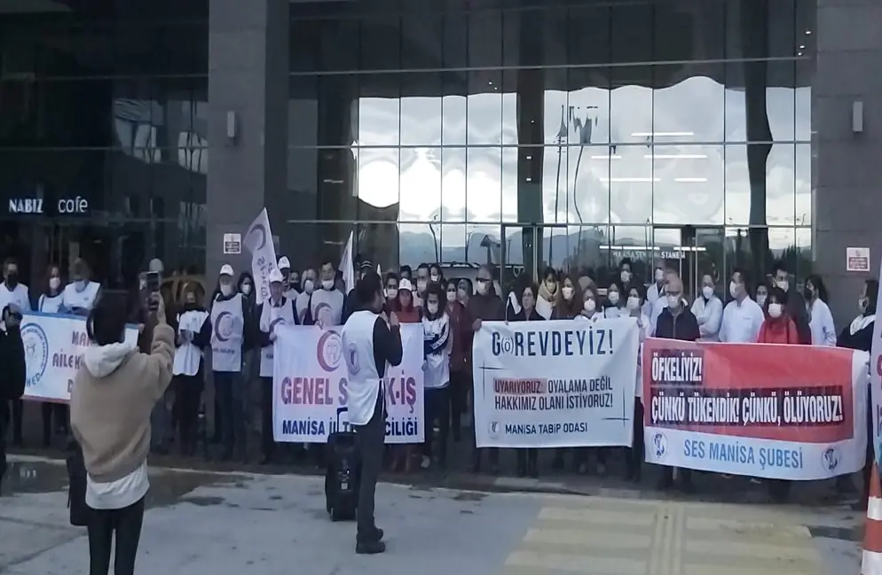 Manisalı sağlıkçılar iş bıraktılar