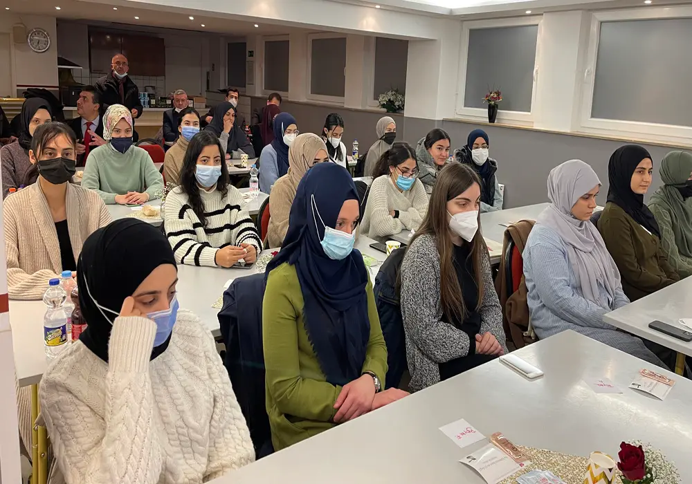 Türkmen, üniversite öğrencileriyle bir araya geldi