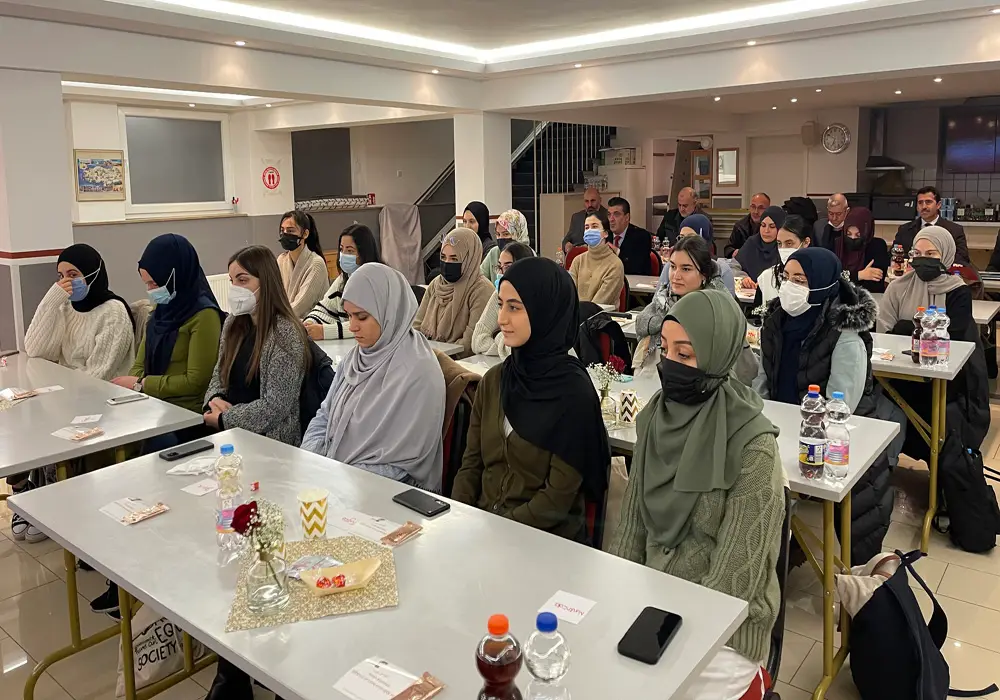 Türkmen, üniversite öğrencileriyle bir araya geldi