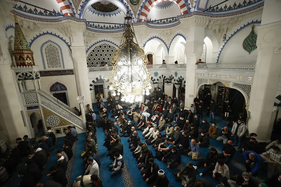Berlin Şehitlik Camii'nde ramazan ayının ilk teravih namazı