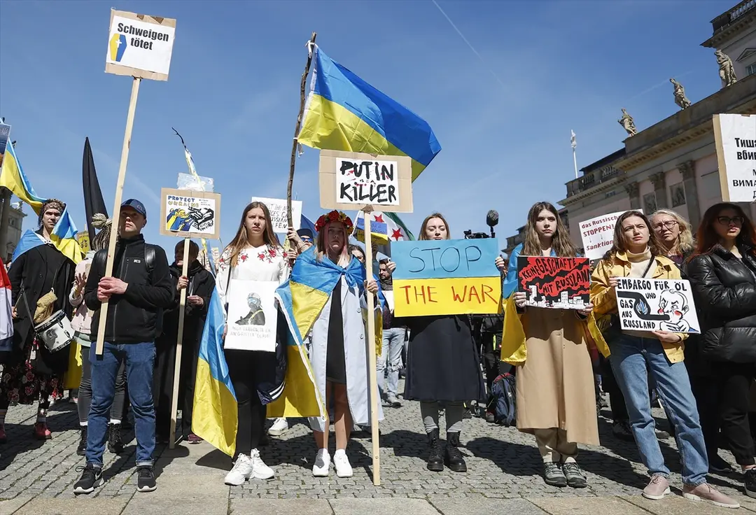 Berlin`de yüzlerce kişi Ukrayna’daki savaşı protesto etti