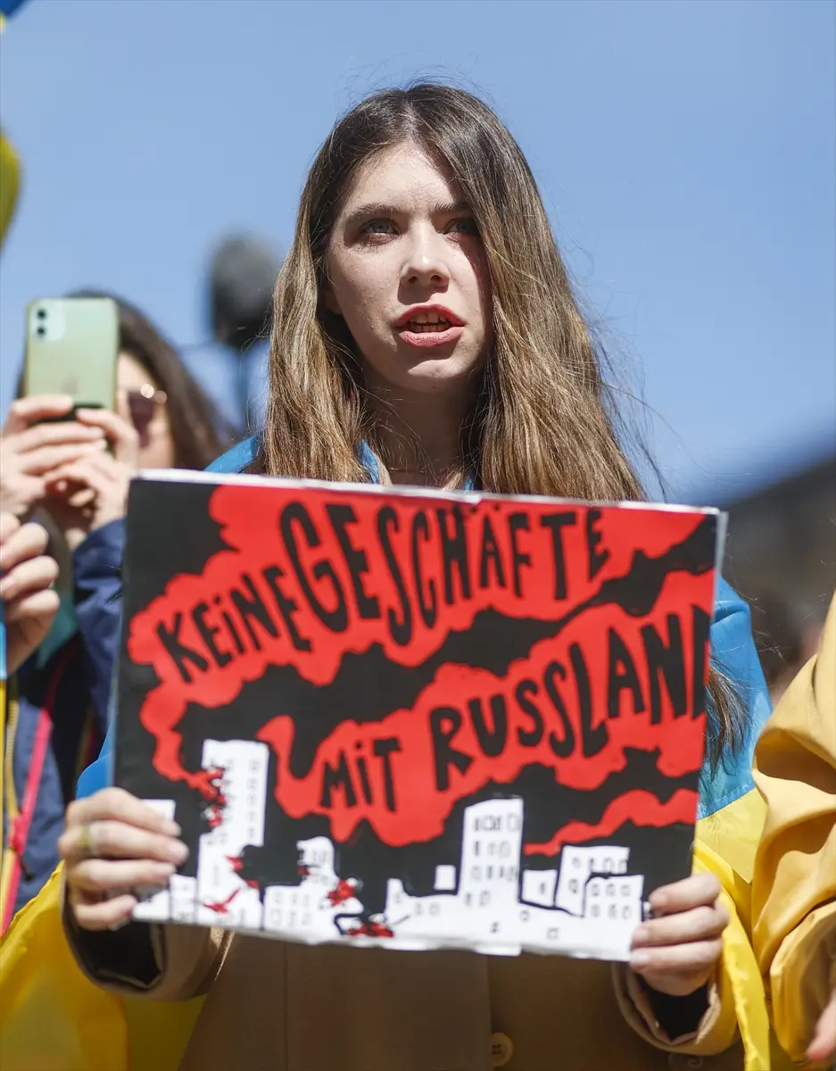 Berlin`de yüzlerce kişi Ukrayna’daki savaşı protesto etti