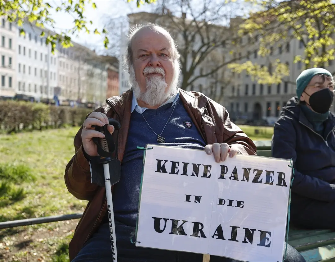 Berlin`de yüzlerce kişi Ukrayna’daki savaşı protesto etti
