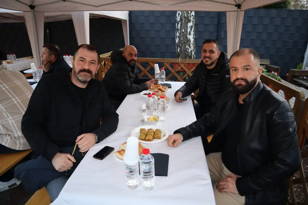 Kfz Spree, dostlarına iftar yemeği verdi