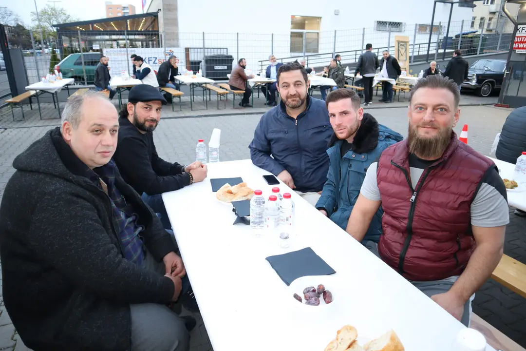 Kfz Spree, dostlarına iftar yemeği verdi