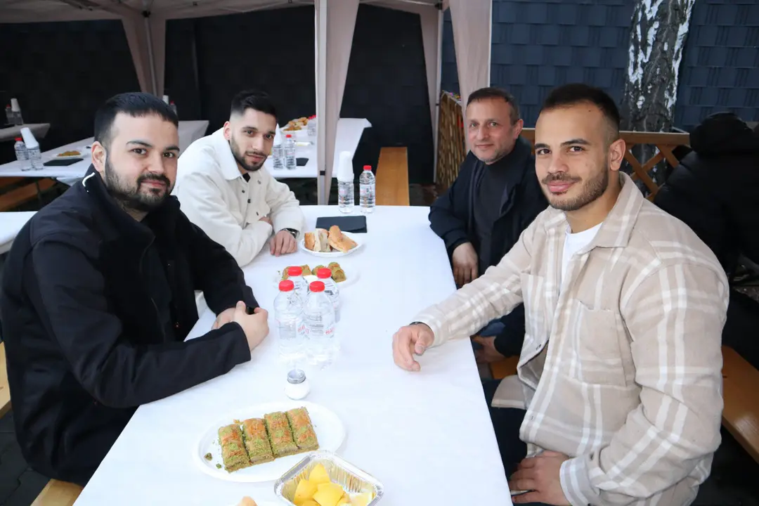 Kfz Spree, dostlarına iftar yemeği verdi