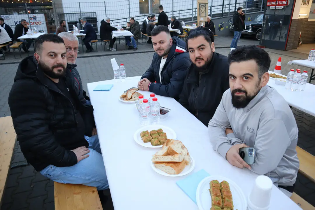Kfz Spree, dostlarına iftar yemeği verdi