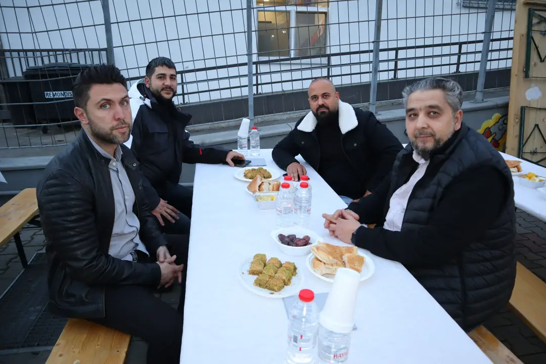 Kfz Spree, dostlarına iftar yemeği verdi