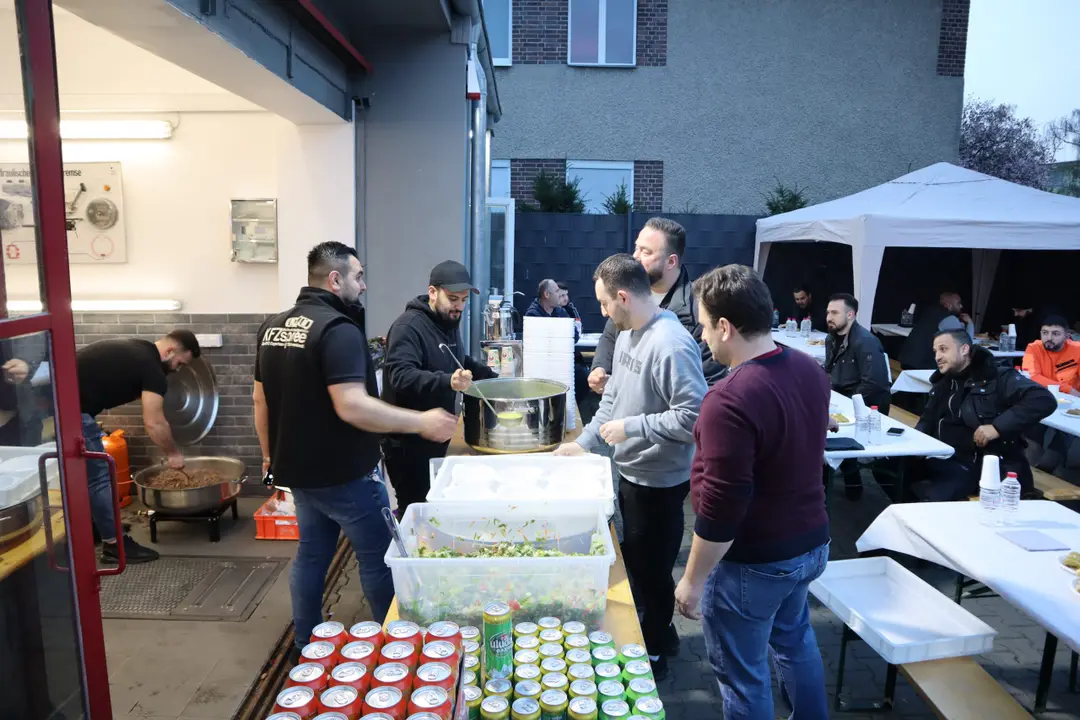 Kfz Spree, dostlarına iftar yemeği verdi