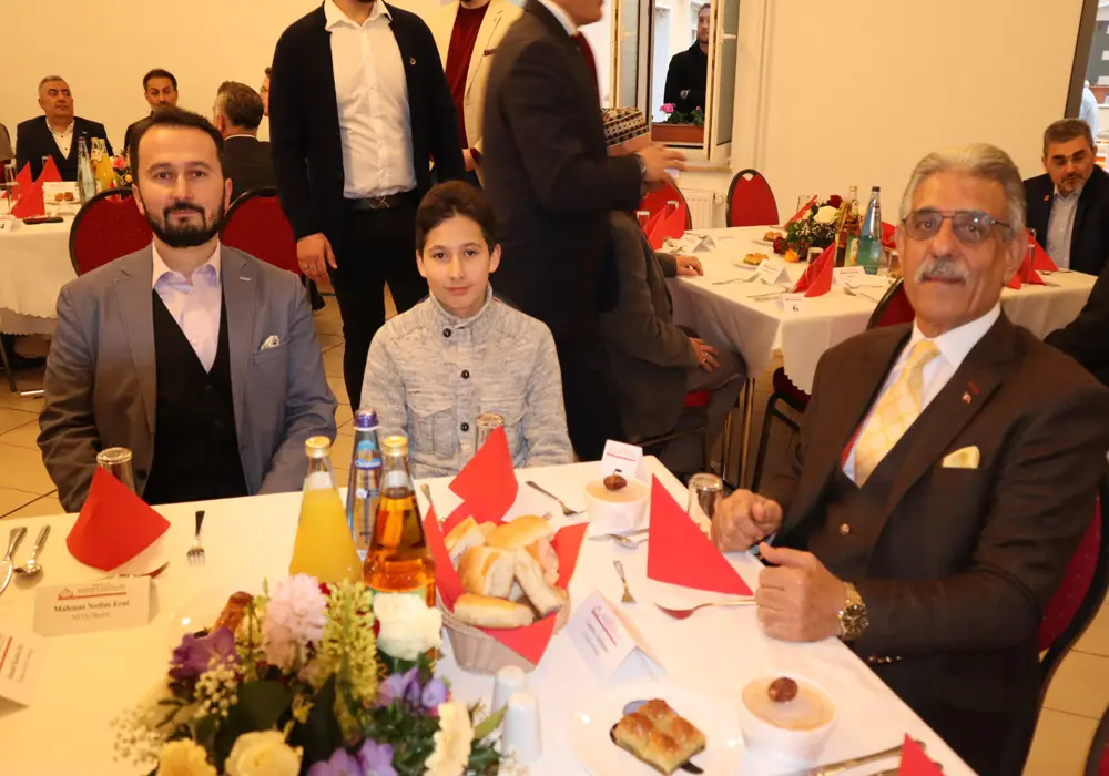 Berlin Alperen Ocakları, Eyüp Sultan Camii’nde iftar yemeği verdi