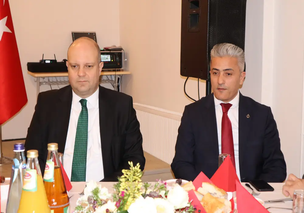 Berlin Alperen Ocakları, Eyüp Sultan Camii’nde iftar yemeği verdi
