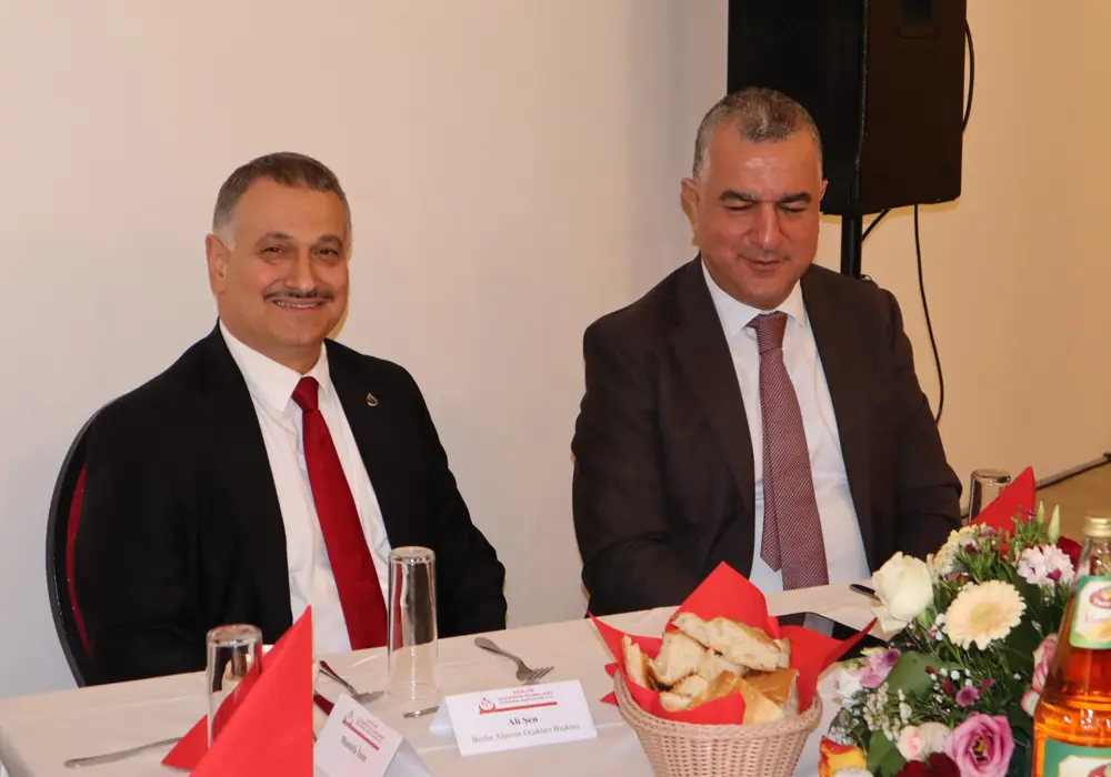 Berlin Alperen Ocakları, Eyüp Sultan Camii’nde iftar yemeği verdi