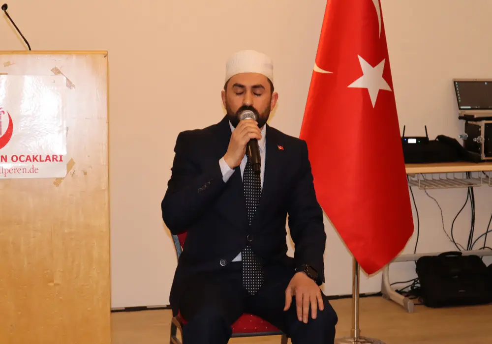 Berlin Alperen Ocakları, Eyüp Sultan Camii’nde iftar yemeği verdi