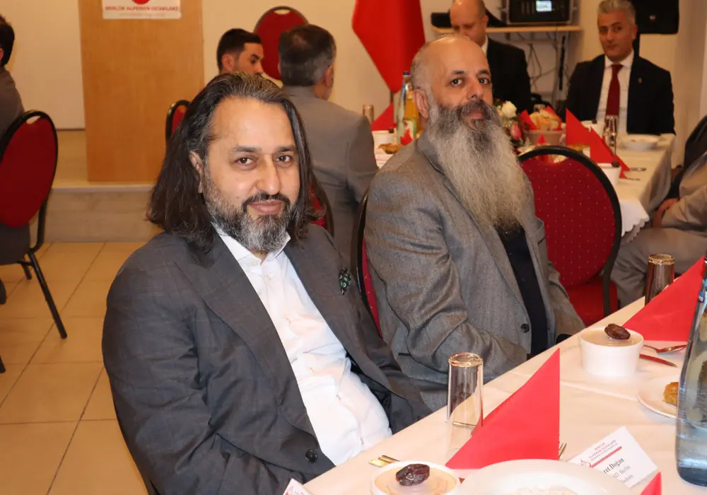 Berlin Alperen Ocakları, Eyüp Sultan Camii’nde iftar yemeği verdi