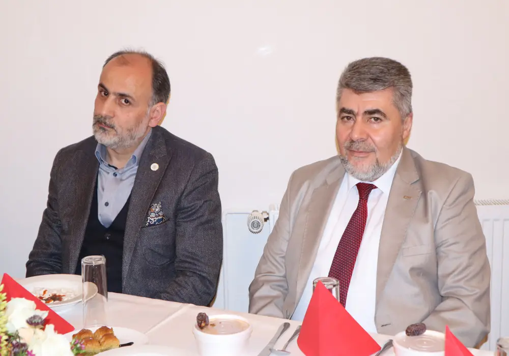 Berlin Alperen Ocakları, Eyüp Sultan Camii’nde iftar yemeği verdi