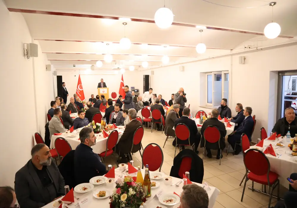 Berlin Alperen Ocakları, Eyüp Sultan Camii’nde iftar yemeği verdi