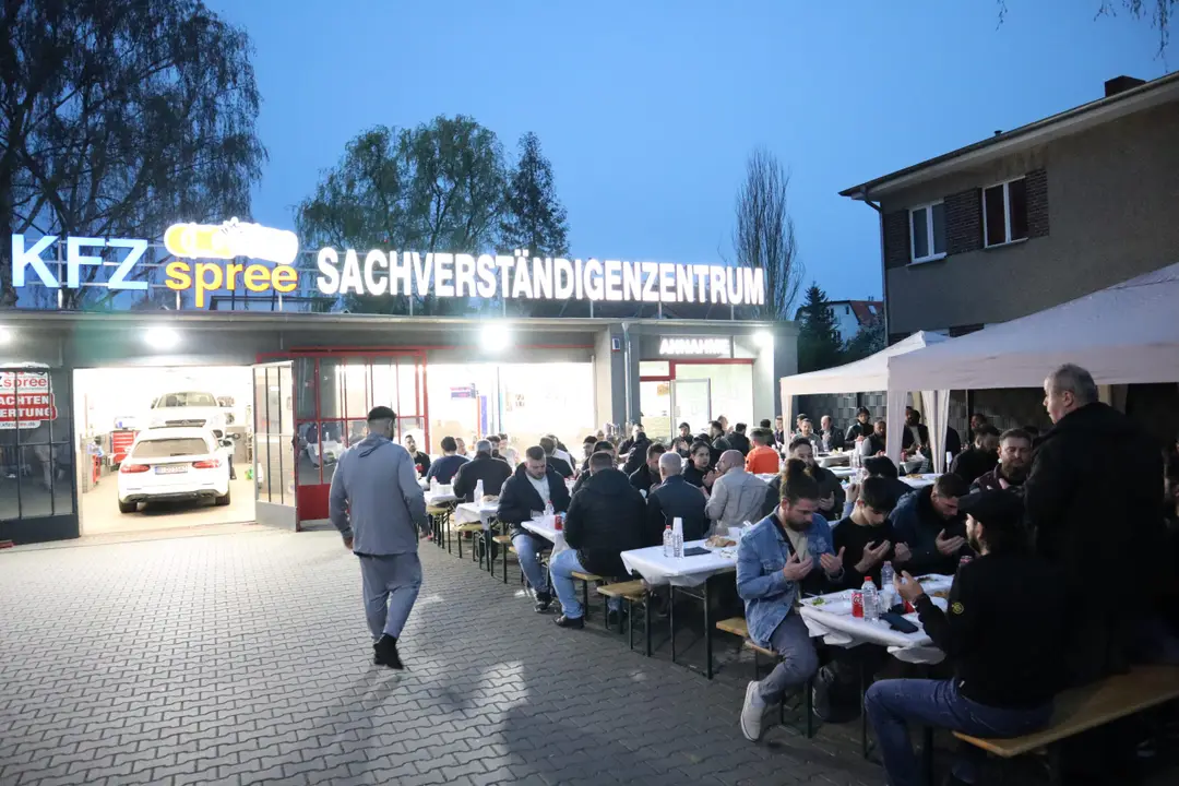 Kfz Spree, dostlarına iftar yemeği verdi
