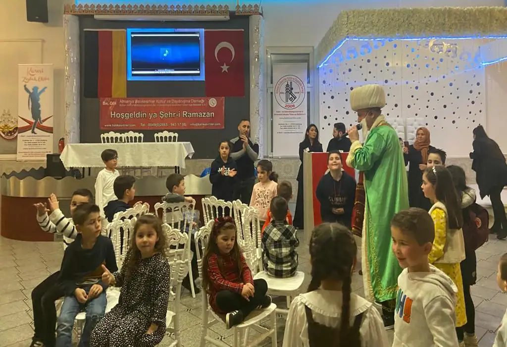 Balıkesirliler Almanya`da iftar yemeğinde buluştu