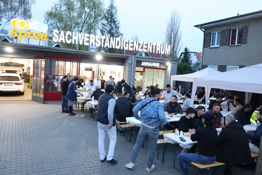 Kfz Spree, dostlarına iftar yemeği verdi