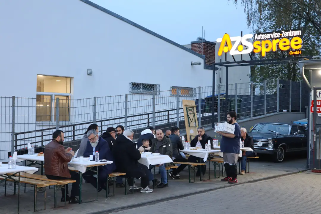 Kfz Spree, dostlarına iftar yemeği verdi