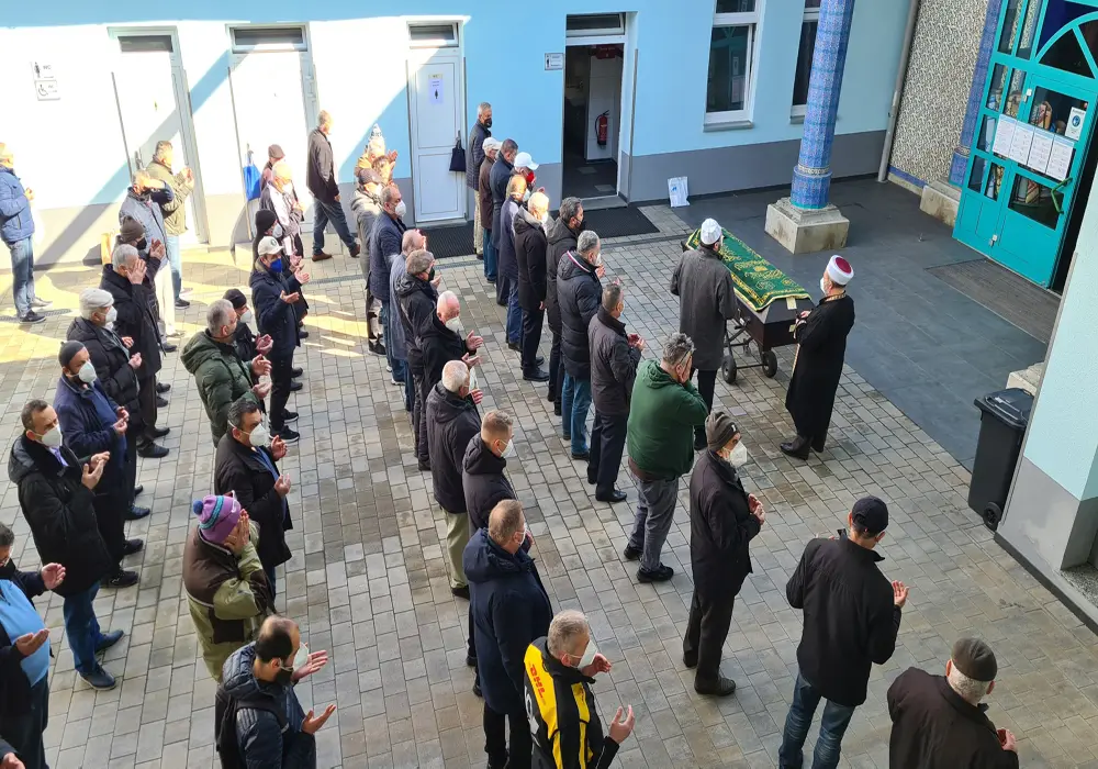 Nürnberg Eyüp Sultan Camisinde 3 bin kişi namaz kılabiliyor