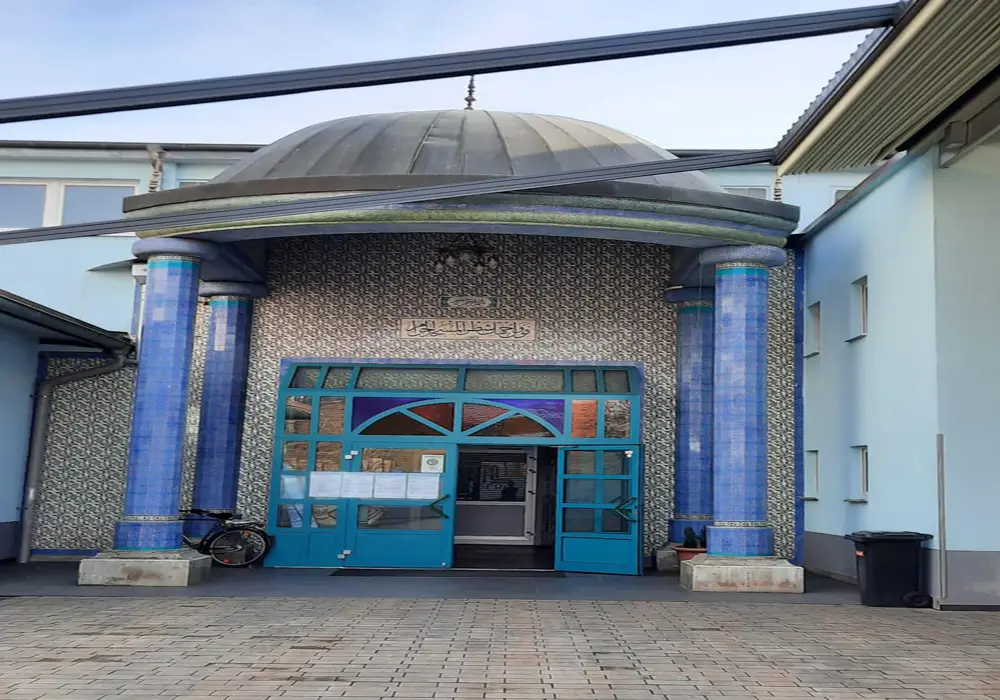Nürnberg Eyüp Sultan Camisinde 3 bin kişi namaz kılabiliyor