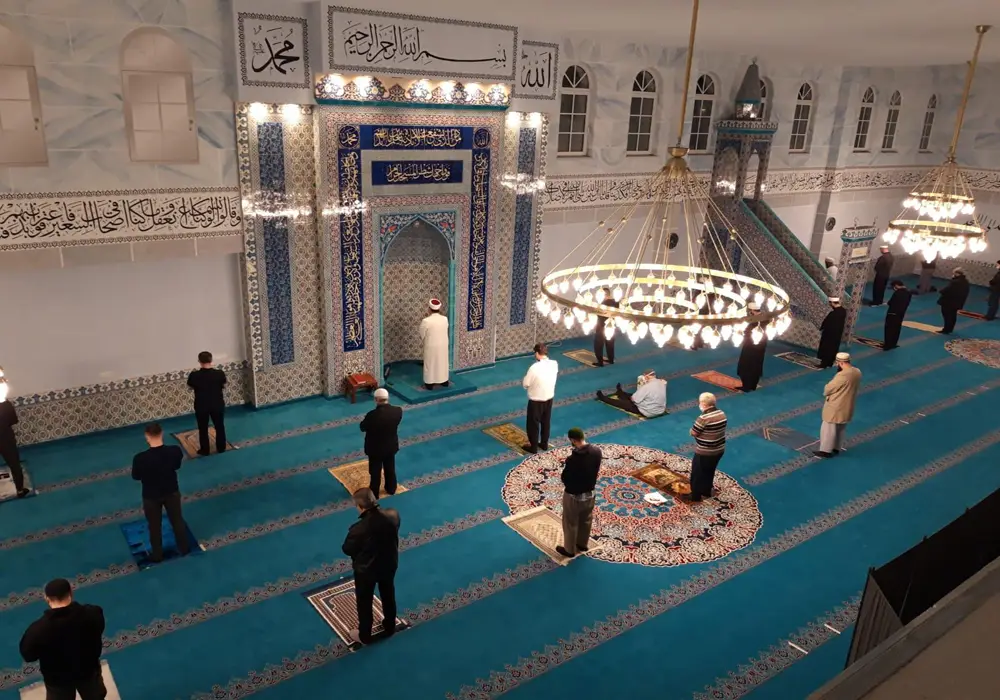 Nürnberg Eyüp Sultan Camisinde 3 bin kişi namaz kılabiliyor
