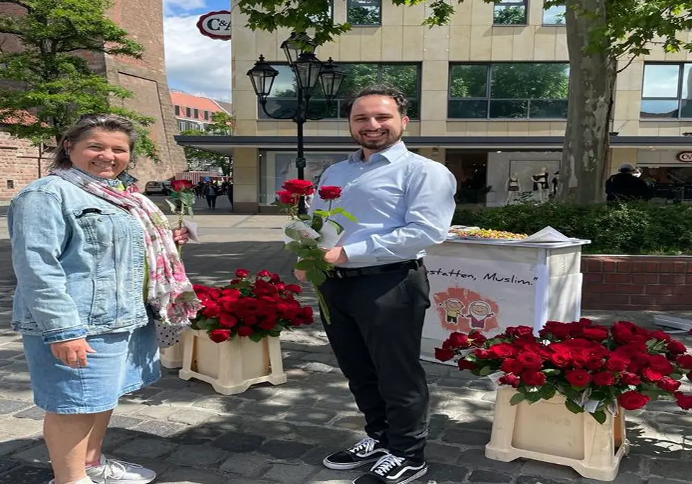 "Buyurun Ben Müslümanım" Etkinliğinde 192 Bin Gül Dağıtıldı