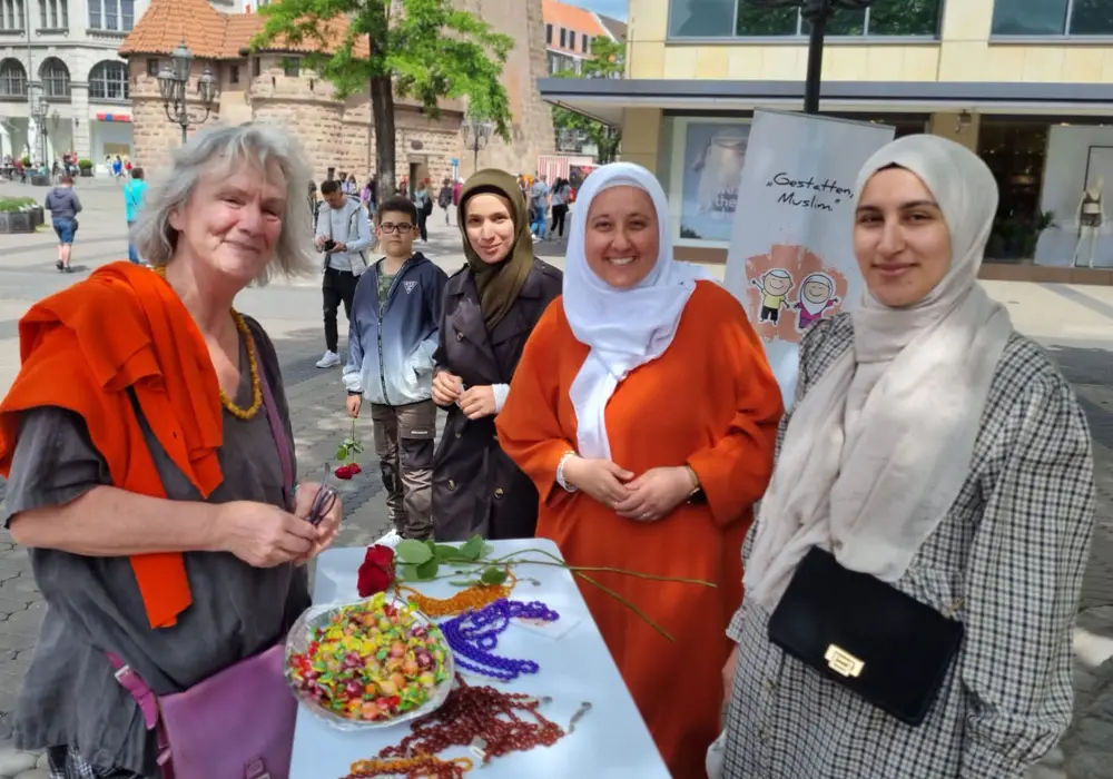 "Buyurun Ben Müslümanım" Etkinliğinde 192 Bin Gül Dağıtıldı
