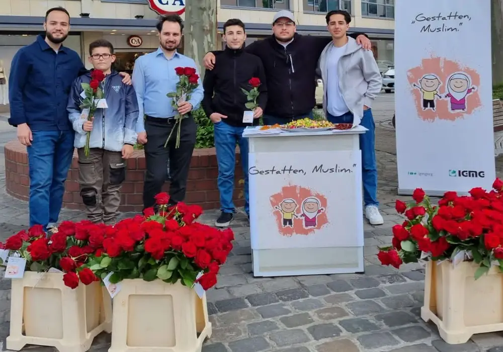 "Buyurun Ben Müslümanım" Etkinliğinde 192 Bin Gül Dağıtıldı