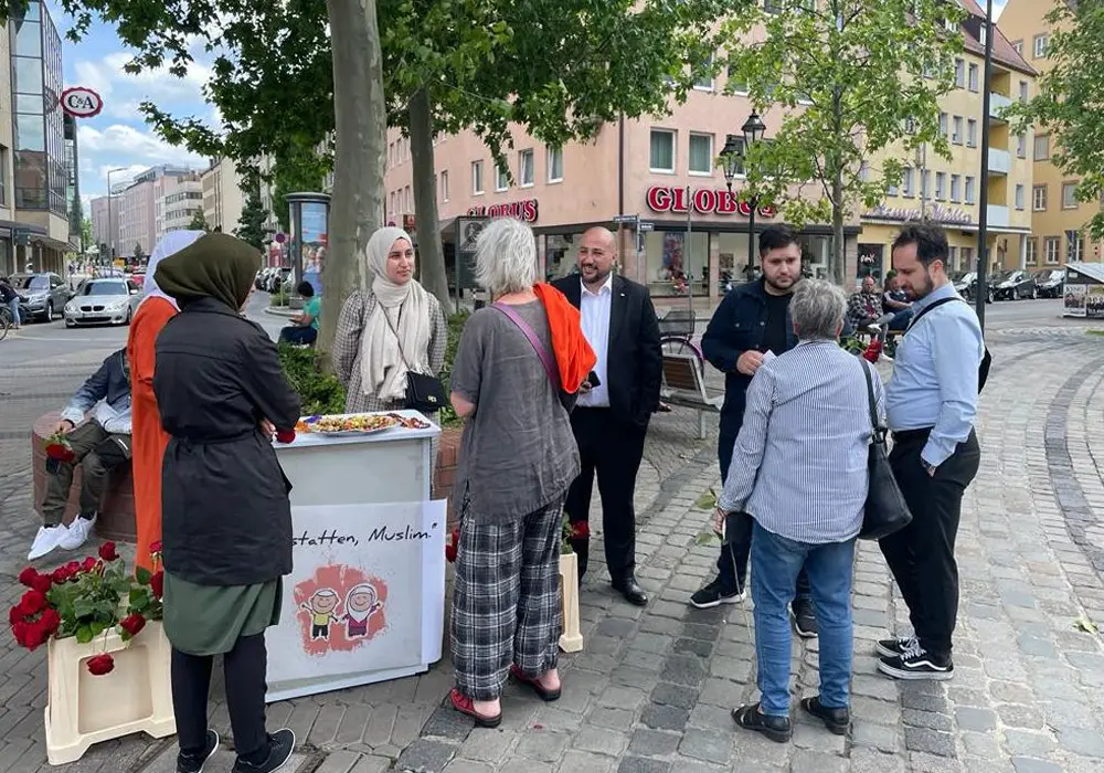 "Buyurun Ben Müslümanım" Etkinliğinde 192 Bin Gül Dağıtıldı