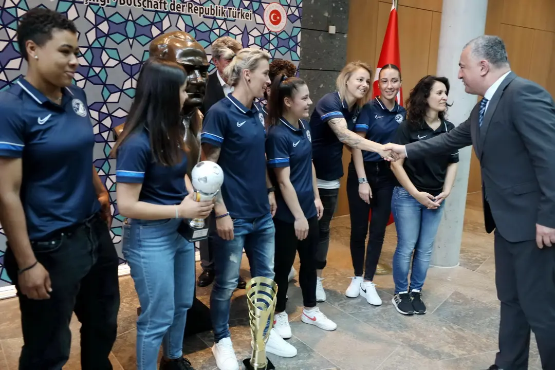 Büyükelçi Ahmet Başar Şen, Şampiyon kadınları kabul etti
