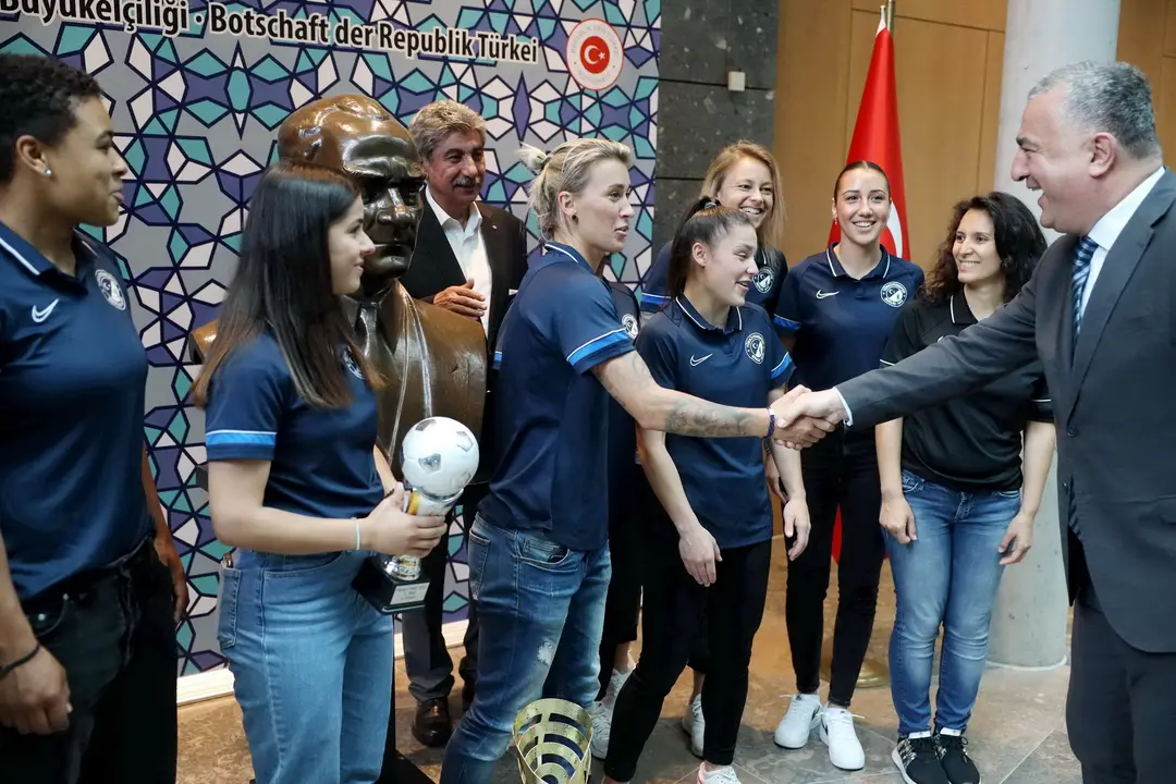 Büyükelçi Ahmet Başar Şen, Şampiyon kadınları kabul etti
