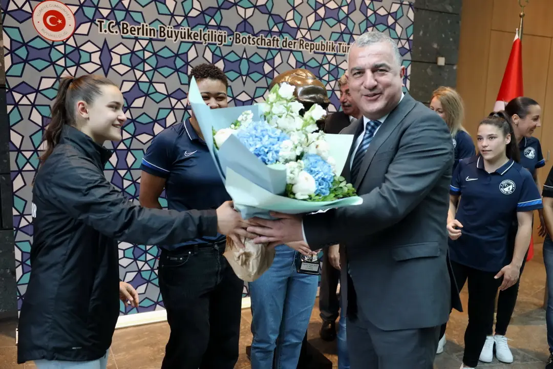 Büyükelçi Ahmet Başar Şen, Şampiyon kadınları kabul etti