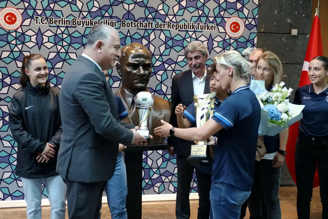 Büyükelçi Ahmet Başar Şen, Şampiyon kadınları kabul etti