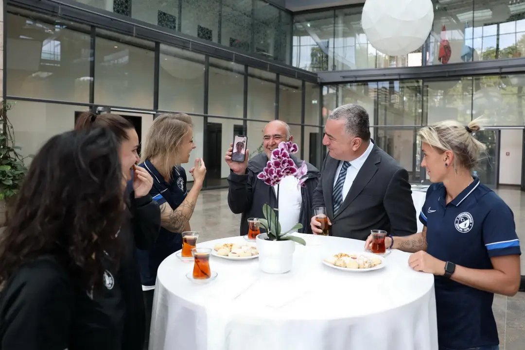 Büyükelçi Ahmet Başar Şen, Şampiyon kadınları kabul etti