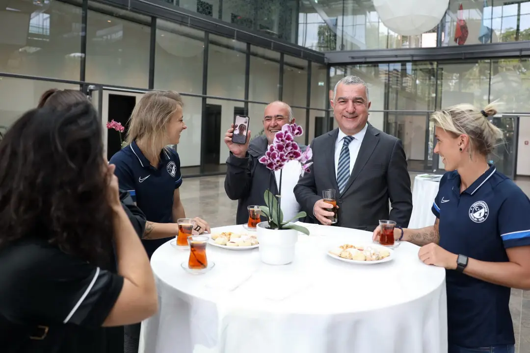 Büyükelçi Ahmet Başar Şen, Şampiyon kadınları kabul etti
