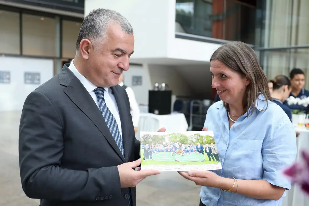 Büyükelçi Ahmet Başar Şen, Şampiyon kadınları kabul etti