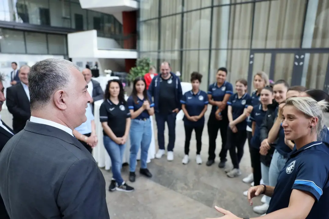 Büyükelçi Ahmet Başar Şen, Şampiyon kadınları kabul etti