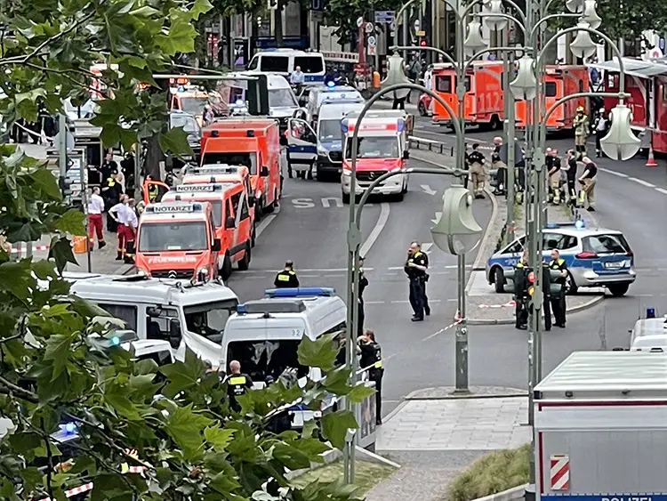 Berlin'de bir kişinin aracını yayaların üzerine sürmesi sonucu 1 kişi öldü