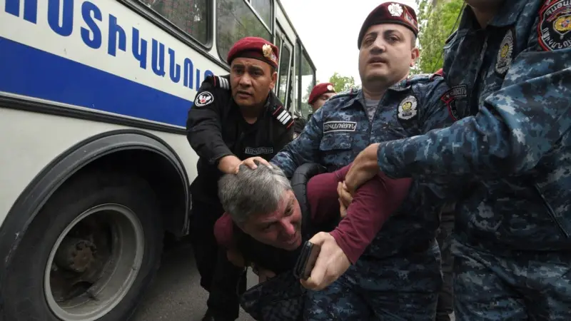 Ermenistan'da Hükümet Protestosuna Polis Müdahalesi