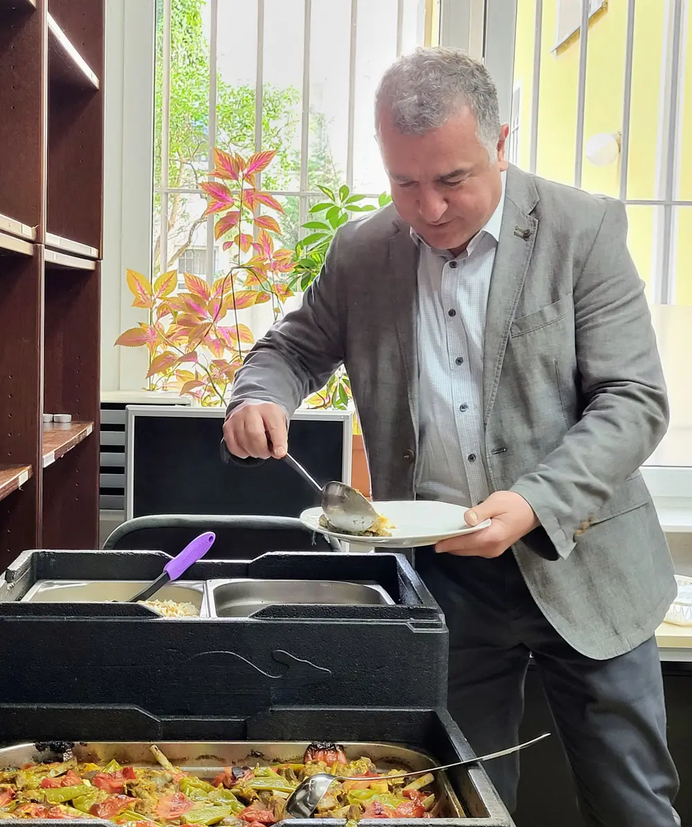 Büyükelçi ŞenTürk Egitim Dernegi`nde bayramlasmaya katıldı