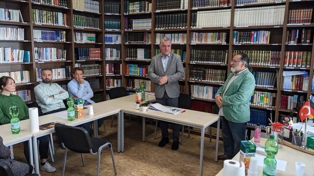 Büyükelçi ŞenTürk Egitim Dernegi`nde bayramlasmaya katıldı