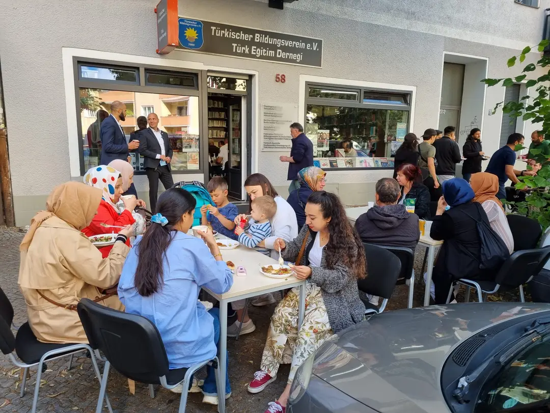 Büyükelçi ŞenTürk Egitim Dernegi`nde bayramlasmaya katıldı