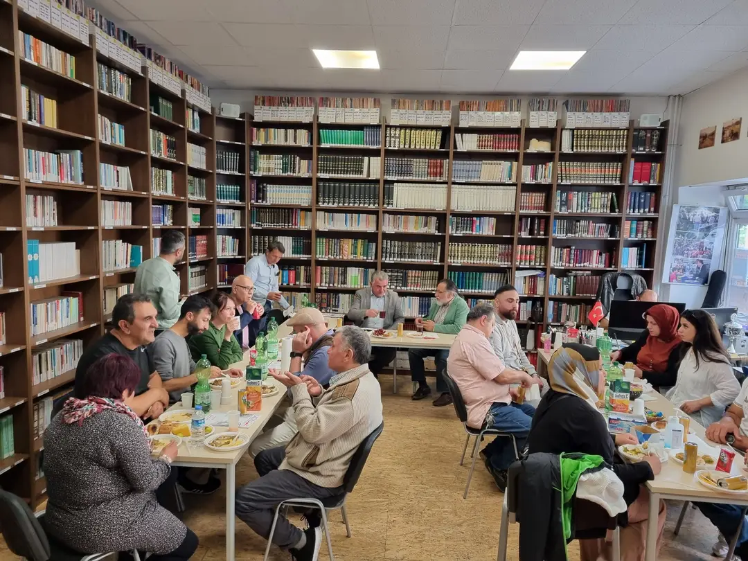 Büyükelçi ŞenTürk Egitim Dernegi`nde bayramlasmaya katıldı