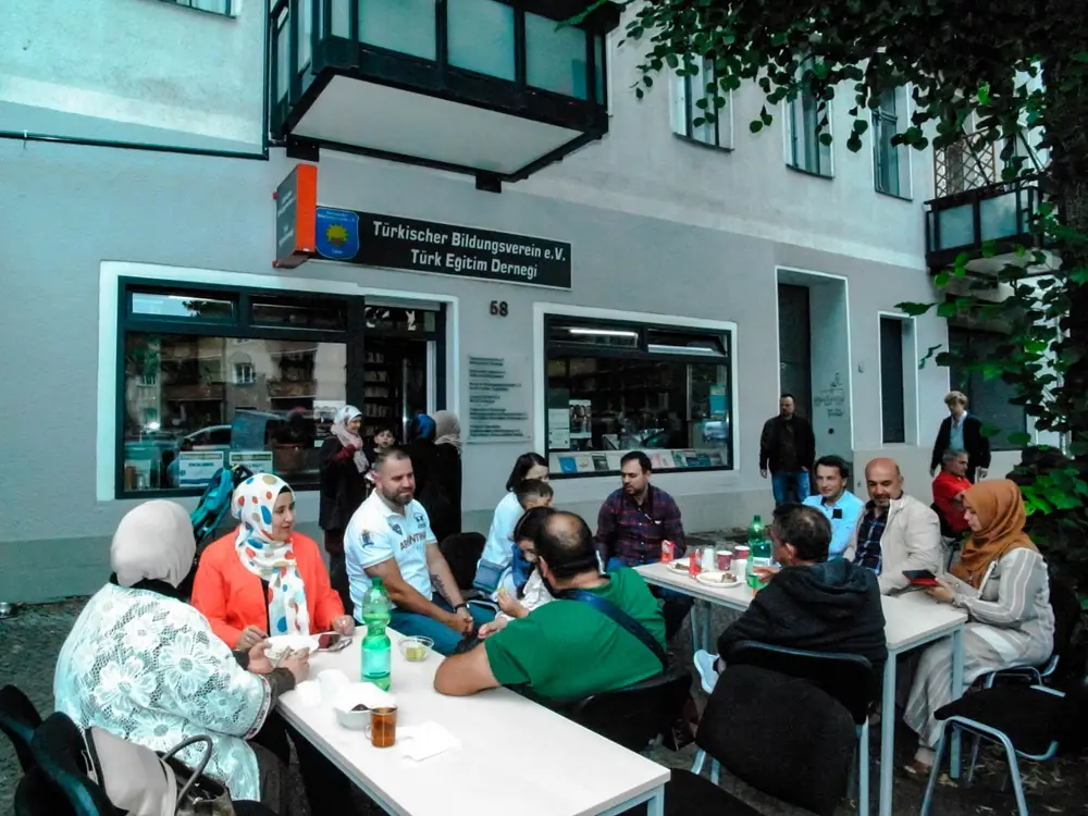 Büyükelçi ŞenTürk Egitim Dernegi`nde bayramlasmaya katıldı