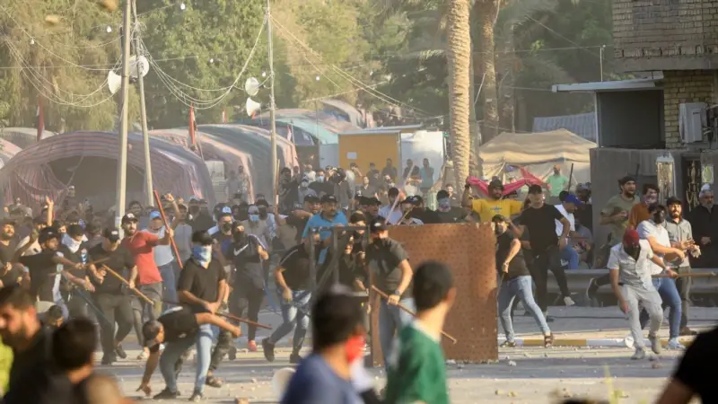 Sadr'dan Yandaşlarına "Sokaklardan Çekilin" Çağrısı