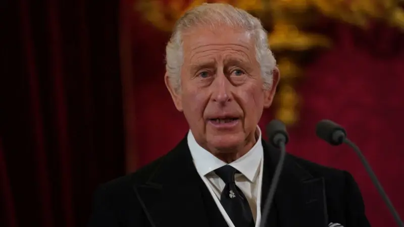 III.Charles Annesi Kraliçe II. Elizabeth'i Örnek Alacağına Söz Verdi