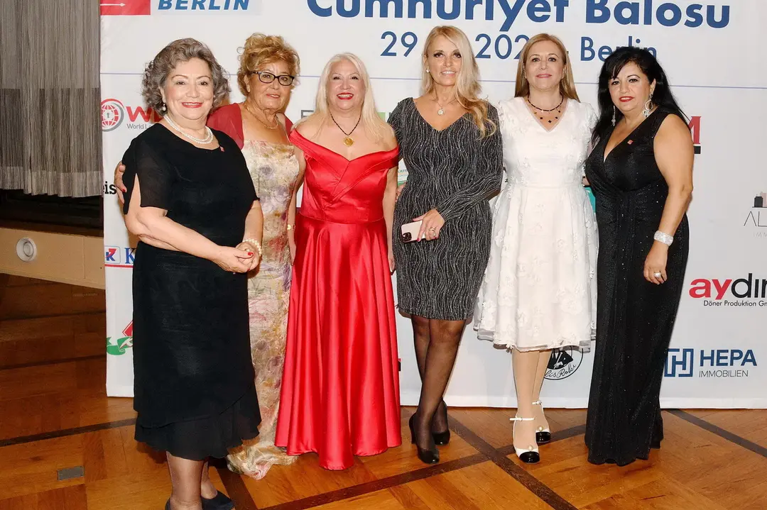 CHP Berlin Cumhuriyet Balosu Muhteşemdi
