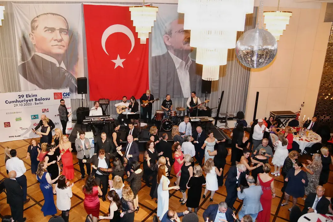 CHP Berlin Cumhuriyet Balosu Muhteşemdi